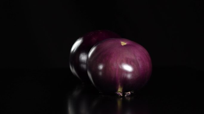 棚拍纯色背景紫色圆茄子
