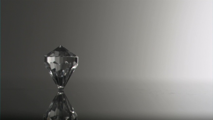 一颗钻石在灰色的背景下转动特写