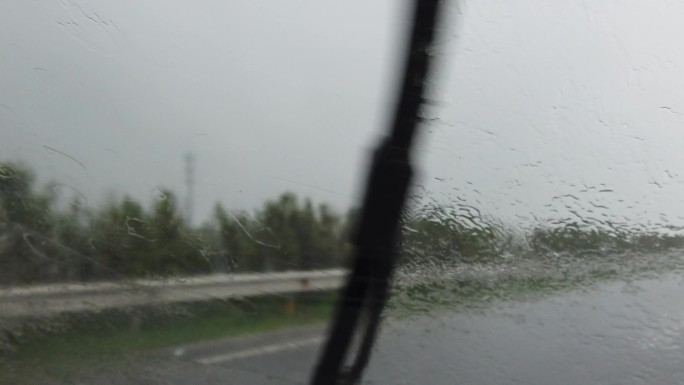 汽车雨刷 高速行驶 大雨