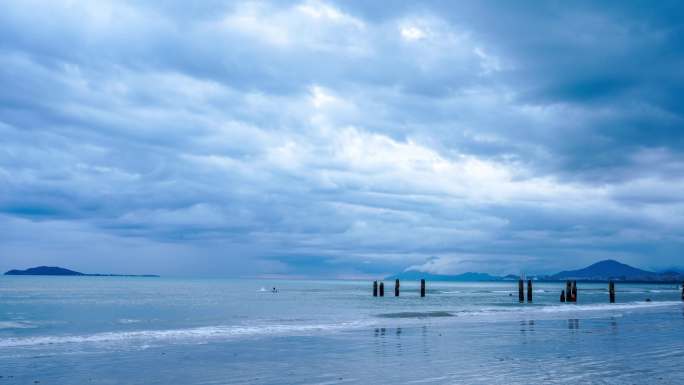 三亚海滩椰梦长廊海滩移动的云空镜天空乌云