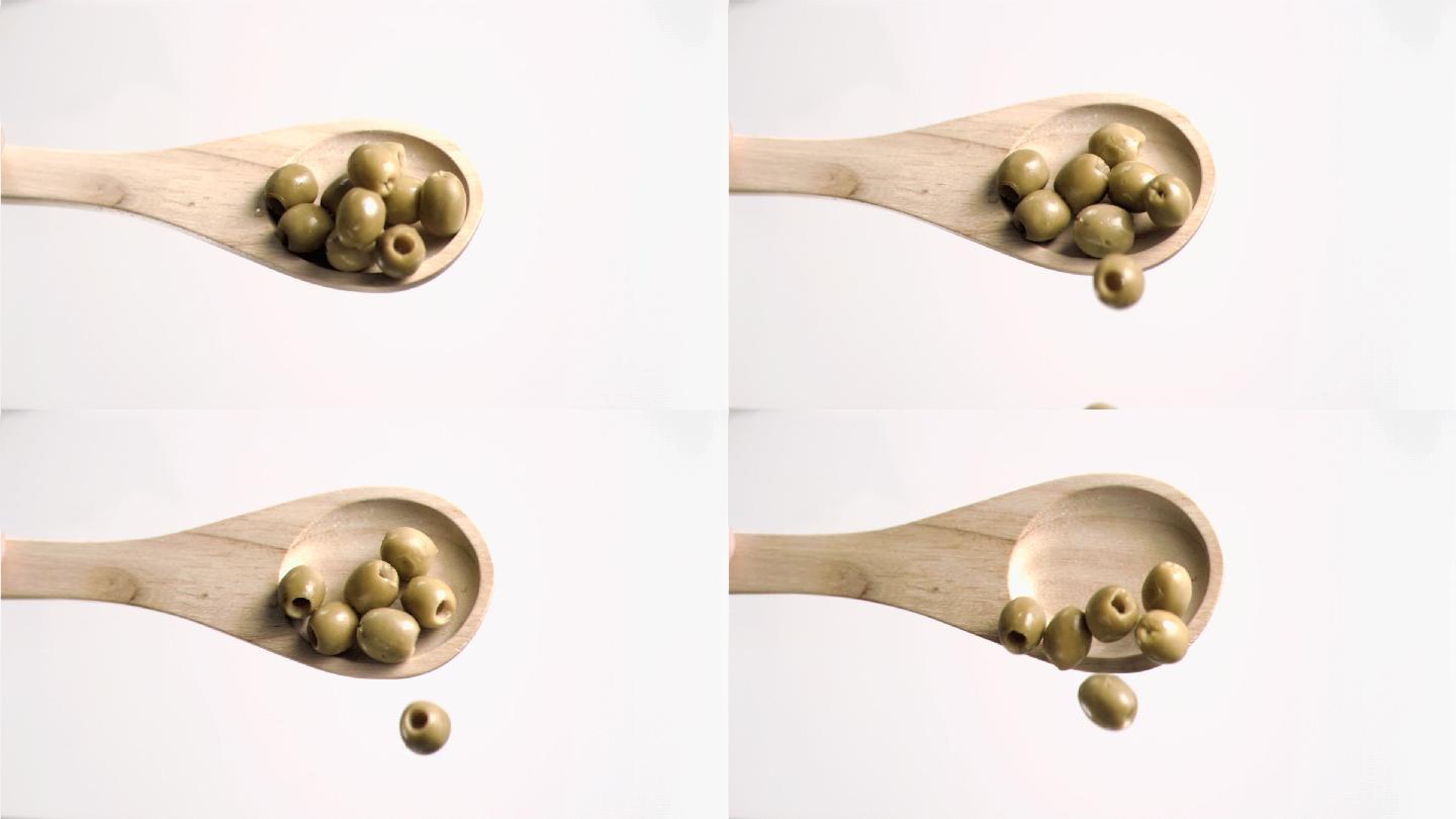 木勺中的橄榄特写慢镜头橄榄油橄榄慢镜头