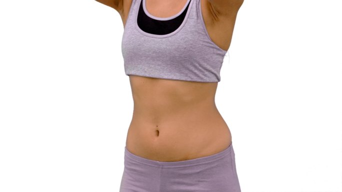 女人穿着运动服在白色背景下展示肌肉特写