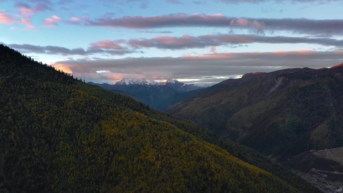 航拍措普沟石头山