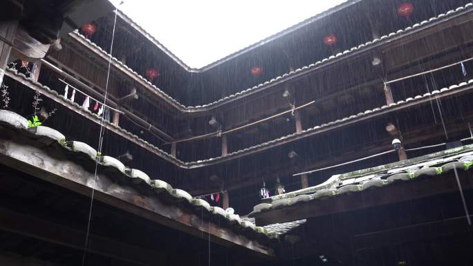 下雨天老房子古代建筑雨天福建古厝老房屋