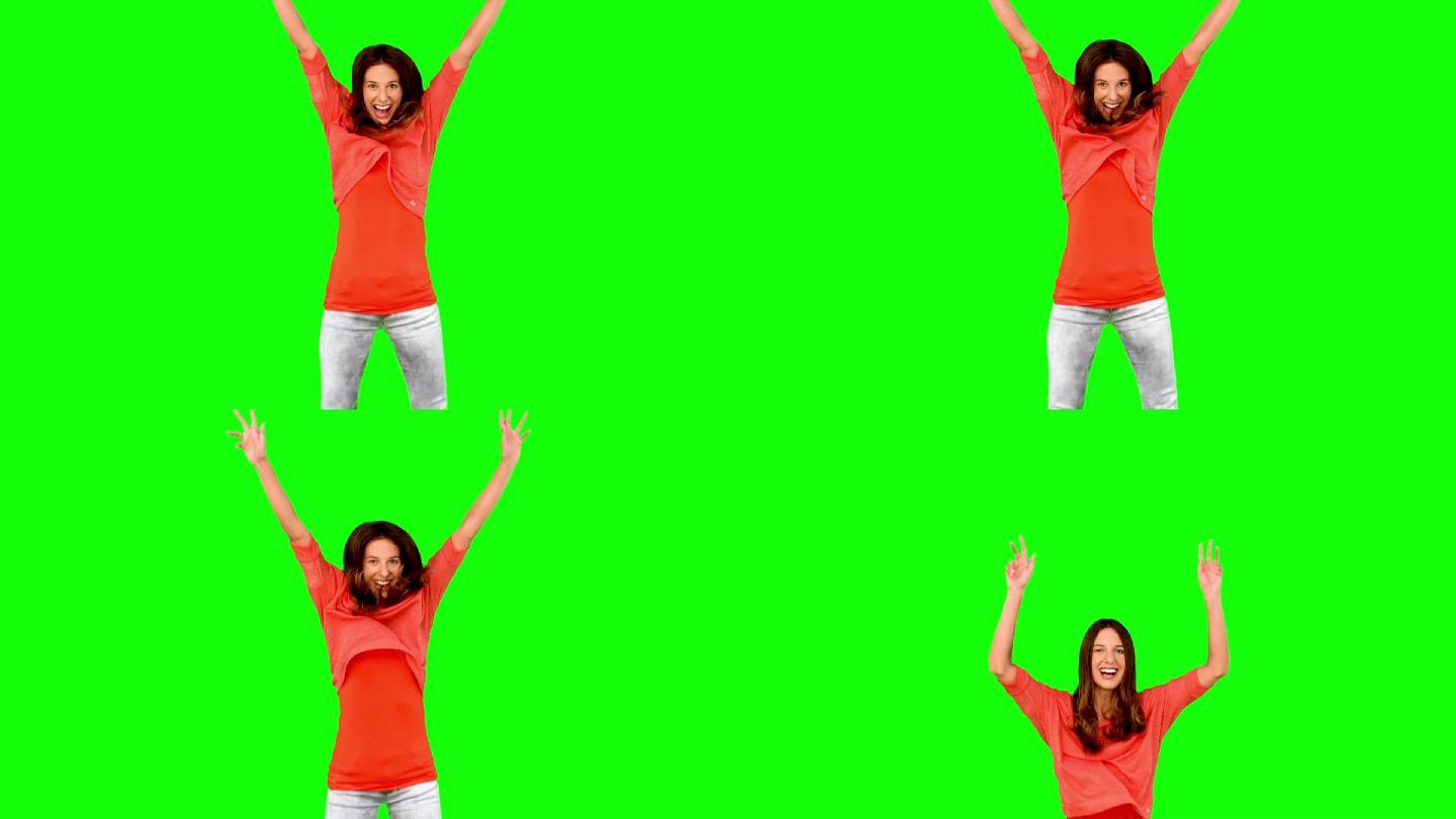 绿色背景下女人跳起来欢呼特写