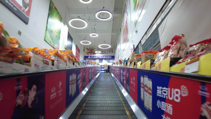 物美超市自动扶梯摆满了商品琳琅满目