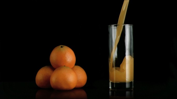橙子和倒橙汁特写升格慢镜头橙