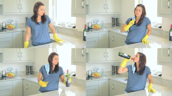 一个女人在厨房里直接从瓶子里拿酒喝的视频