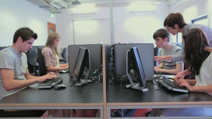 在大学里帮助学生使用电脑的老师