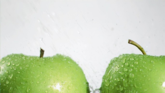 绿苹果特写洒水新鲜果实
