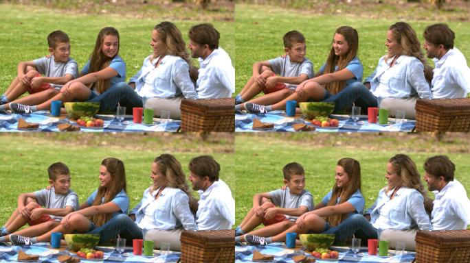 欢乐的一家人在公园里一起野餐的慢镜头