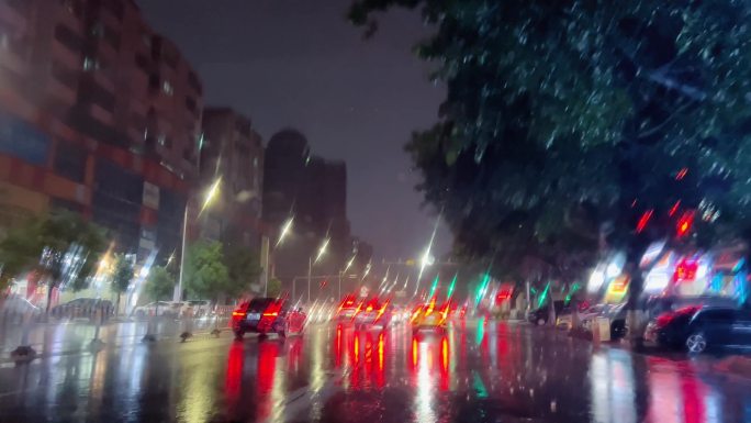 暴雨天气驾驶大暴雨夜间驾驶