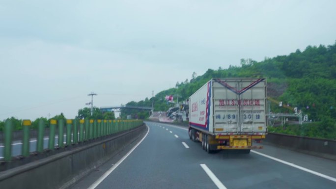 高速路上的货运货车