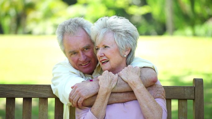 退休男子在公园拥抱他的妻子特写