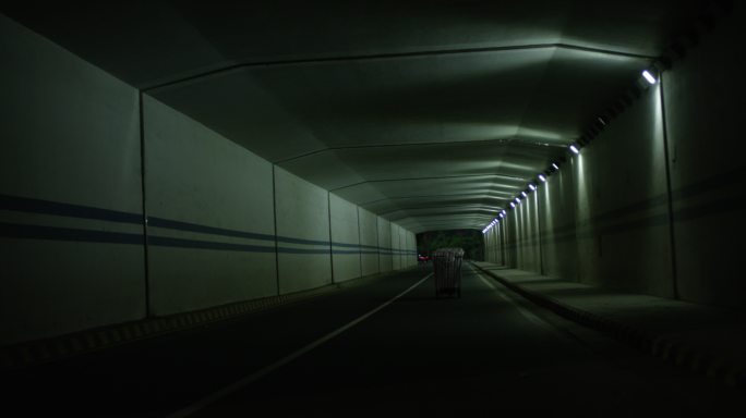 【有版权】进入隧道的三轮车