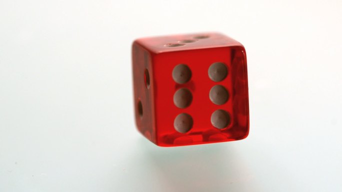 一颗红色的骰子在转动特写