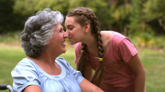 小女孩亲吻她的祖母的慢镜头