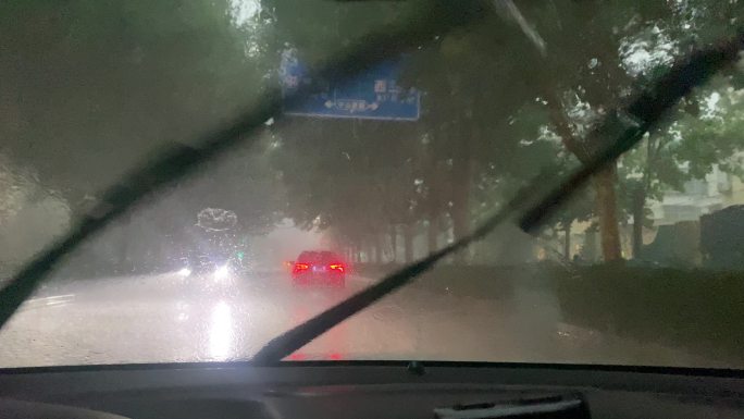 下雨天开车