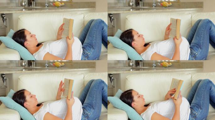 孕妇在客厅里看书，休息