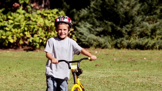 孩子骑着自行车在公园里散步特写