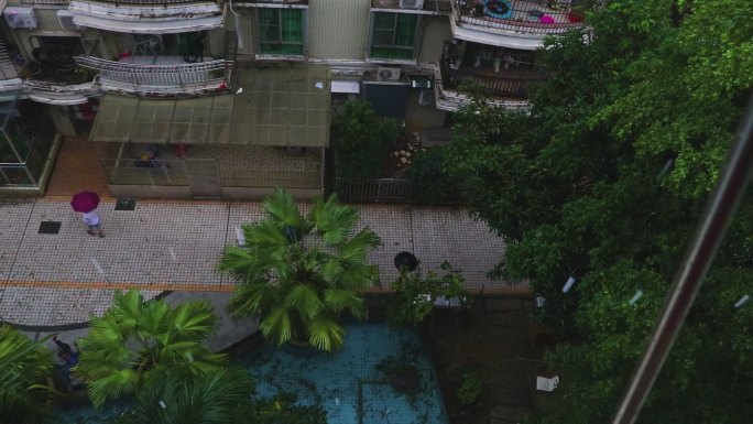 屋檐倾盆大雨下雨天雷暴雨天气变化