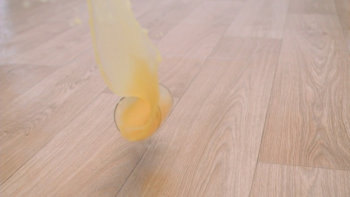 一杯橙汁超级慢镜头掉在地板上