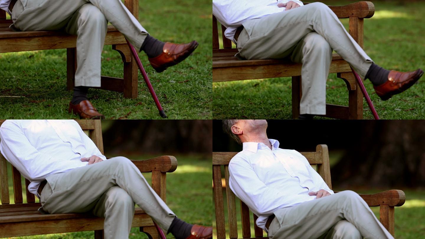 一位老人在公园的长椅上休息特写