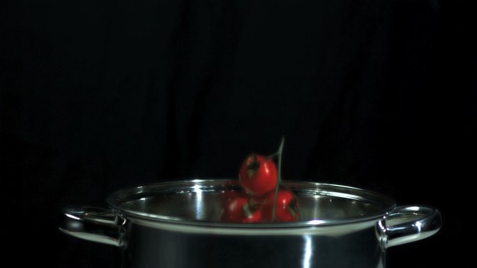掉入锅里的番茄和辣椒特写