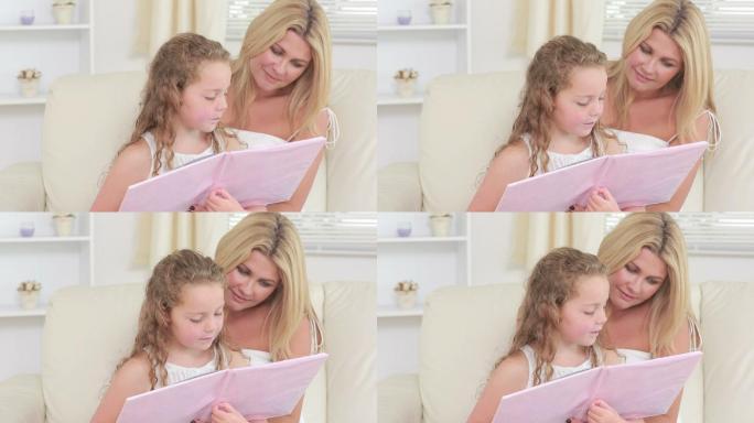 妈妈和女儿微笑着看书的视频