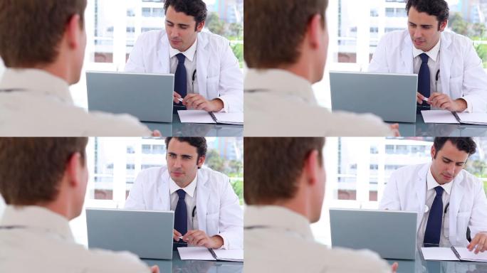 医生在办公室询问病人症状特写
