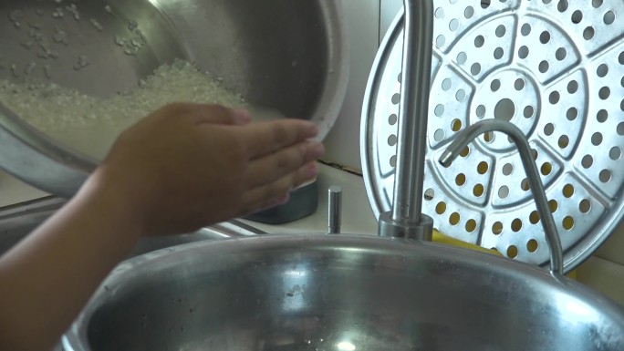 学生淘米洗米水冲厕所 节约用水