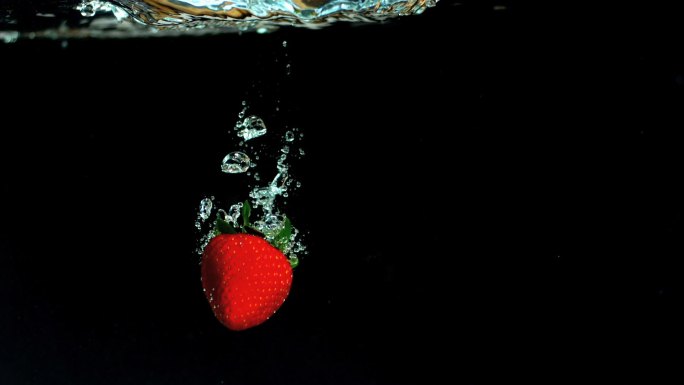掉入水里的草莓特写