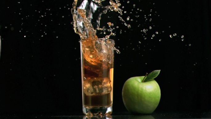 苹果和苹果汁特写饮料冰块玻璃杯