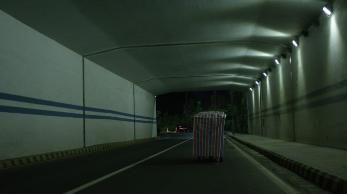 【有版权】隧道中的三轮车