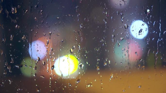 夜晚玻璃上的雨滴滑落-唯美雨夜