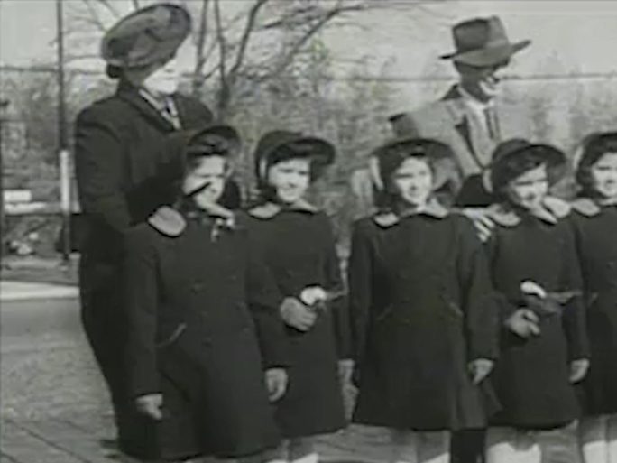 1942年迪翁五胞胎参观动物园