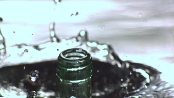 一个玻璃瓶落入水中特写