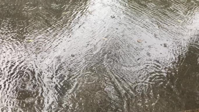 慢镜头 下雨 地面 泡泡