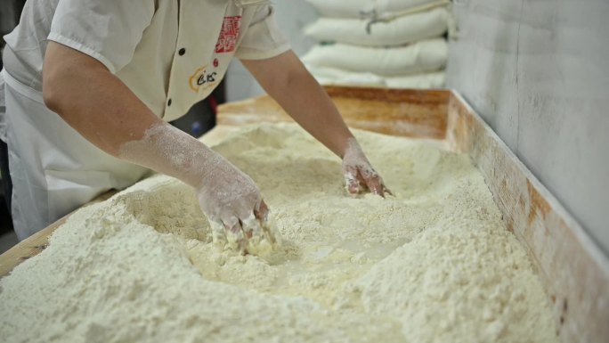 传统手工美食四川名小吃荥经挞挞面制作和面