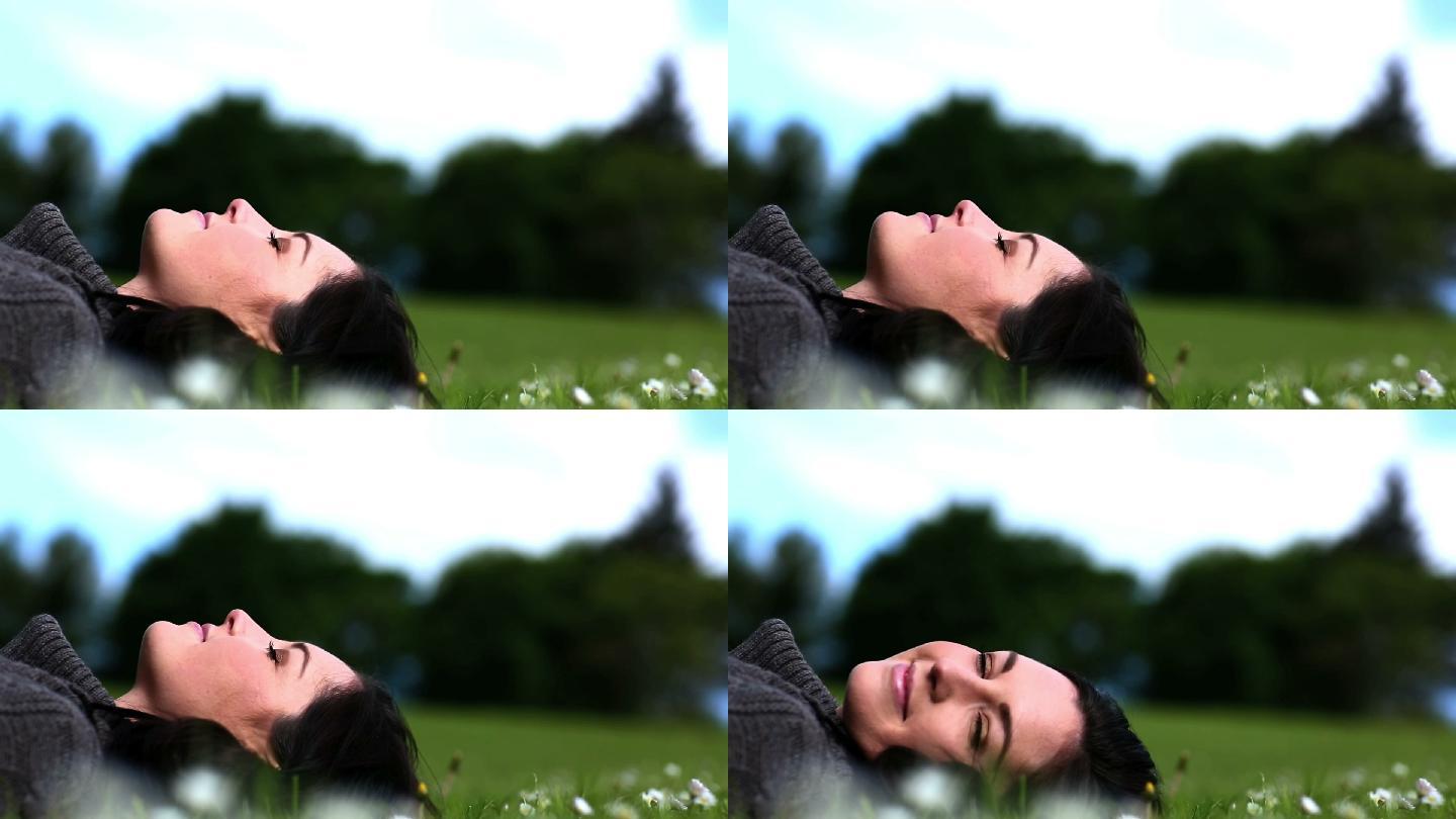女人躺在公园的草地上特写