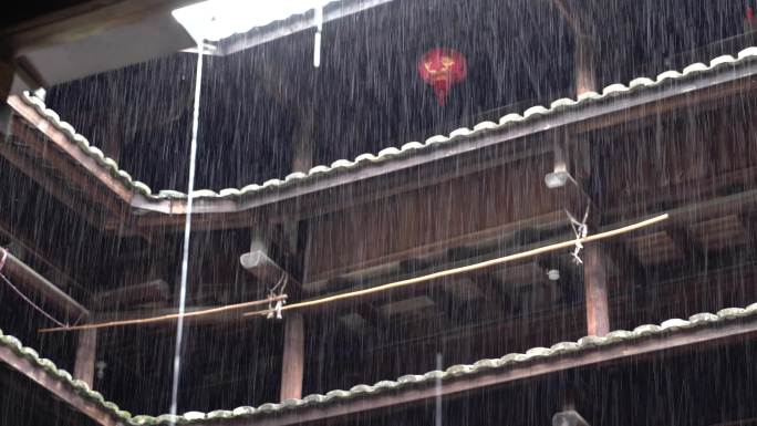 下雨天老房子古代建筑雨天福建古厝老房屋