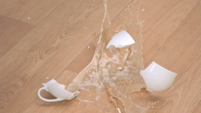 一杯牛奶巧克力掉在地板上特写