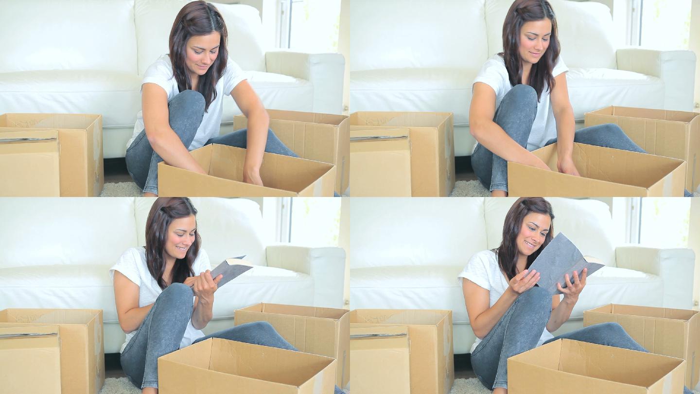 一名微笑的女子从盒子里取出书的视频