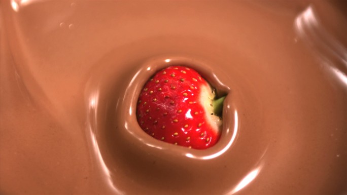 掉入巧克力里的草莓特写