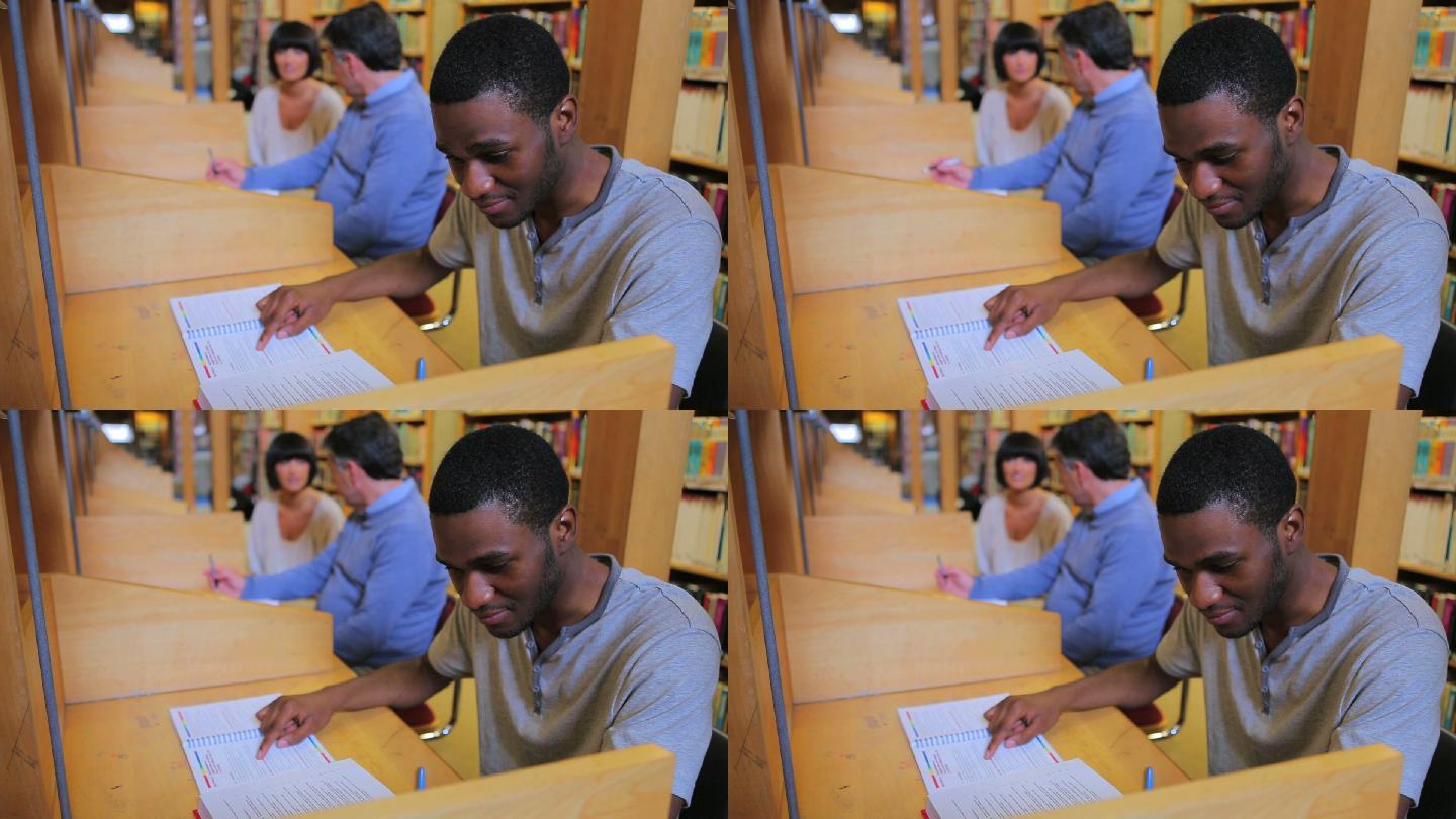 成熟的学生在大学的图书馆里学习和交谈