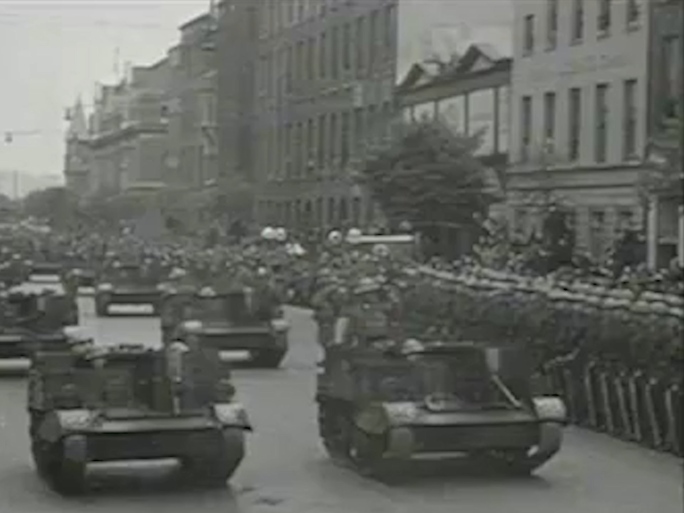 1942年爱尔兰军队在街上接受检阅
