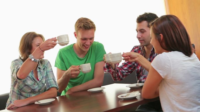 学生们在大学食堂里喝咖啡聊天特写