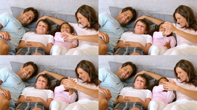 一个幸福的家庭躺在一张床上，慢镜头每秒500帧