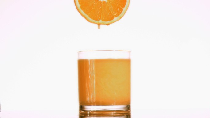 橙子和倒橙汁特写令水果时令瓜果美味