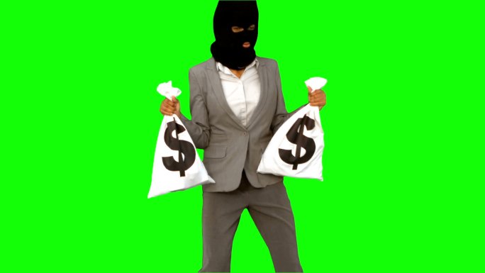 绿幕慢镜头中，戴着巴拉克拉瓦帽、拿着钱袋的窃贼